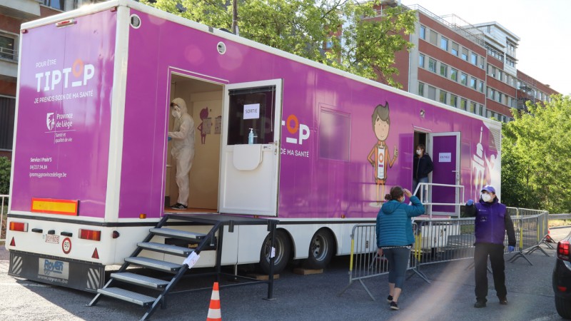 Un car médicalisé de la Province de Liège transformé en centre de dépistage du Covid-19 à Huy