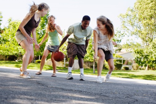 Jeunes jouant au basket