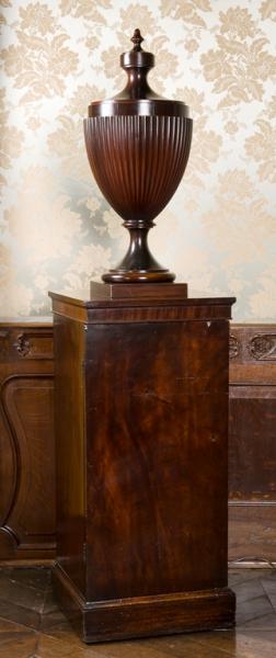 Urns and Pedestals - Province de Liège - Collections du Château de Jehay © 